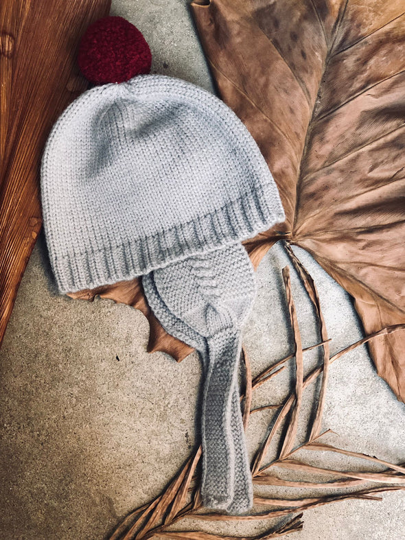 Gorro tejido con pompón