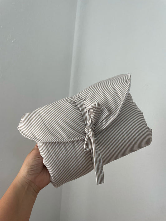 Cambiador de bolso a rayas beige